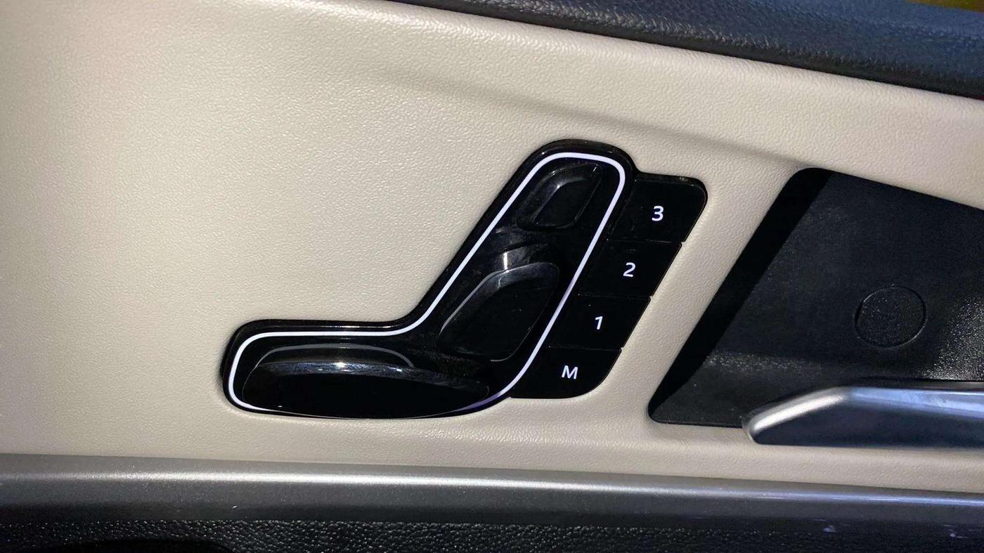 2023 Mahindra XUV700 AX 7 D AT 7 STR, Diesel, Automatic, 16,254 km, Driver Side Adjustment Panel