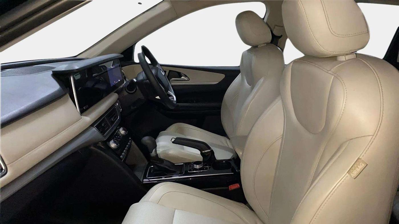 2023 Mahindra XUV700 AX 7 D AT 7 STR, Diesel, Automatic, 16,254 km, Right Side Front Door Cabin