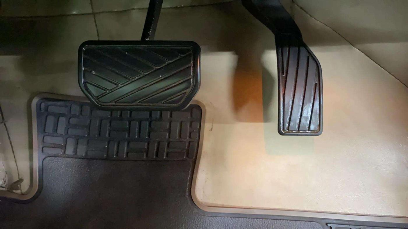2019 Maruti Ciaz ALPHA  AT 1.5 SHVS PETROL, Petrol, Automatic, 99,521 km, Pedals