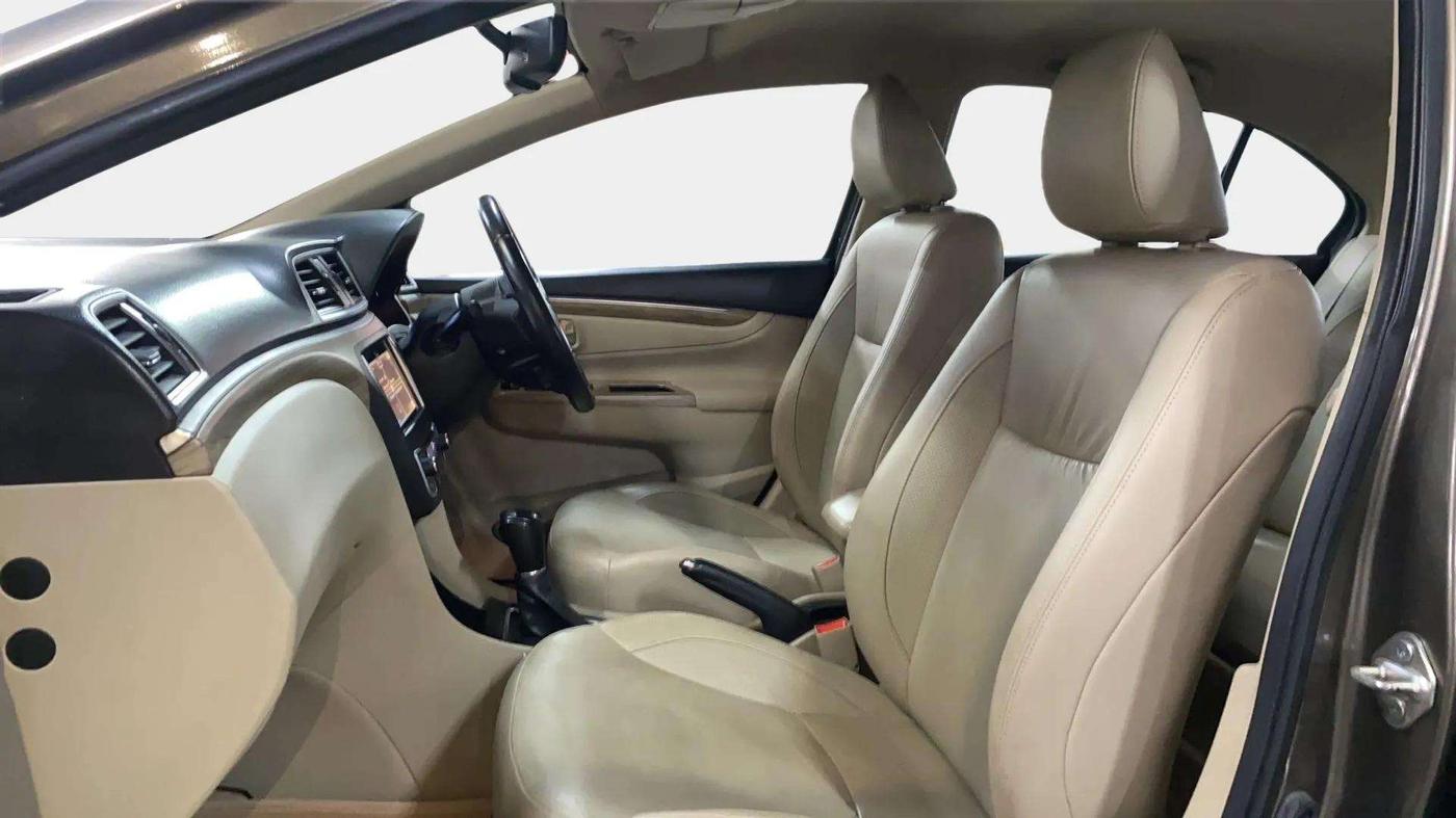 2020 Maruti Ciaz ALPHA  AT 1.5 SHVS PETROL, Petrol, Automatic, 31,580 km, Right Side Front Door Cabin