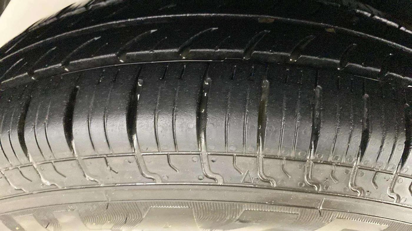 2016 Maruti Swift VXI, Petrol, Manual, 55,971 km, Left Front Tyre Tread