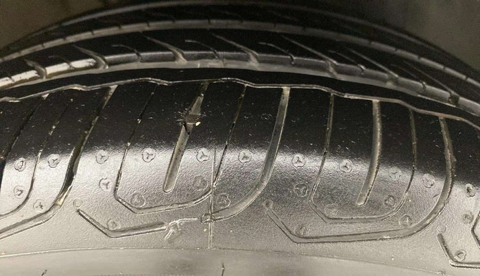 2014 Volkswagen Polo COMFORTLINE 1.2L, Petrol, Manual, 29,761 km, Right Front Tyre Tread