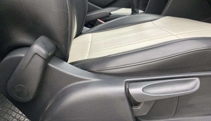 2014 Volkswagen Polo COMFORTLINE 1.2L, Petrol, Manual, 29,761 km, Driver Side Adjustment Panel