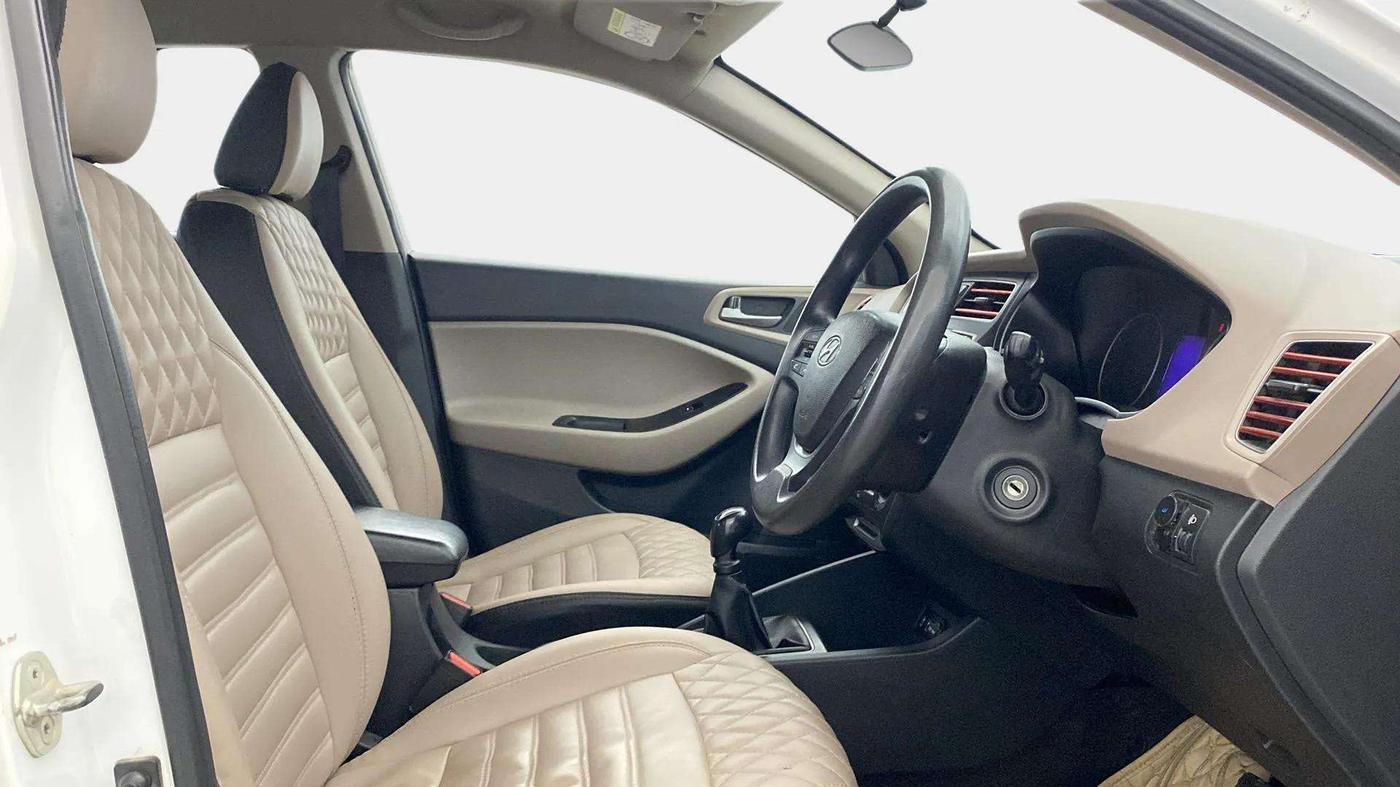2019 Hyundai Elite i20 MAGNA PLUS 1.2, CNG, Manual, 53,246 km, Right Side Front Door Cabin