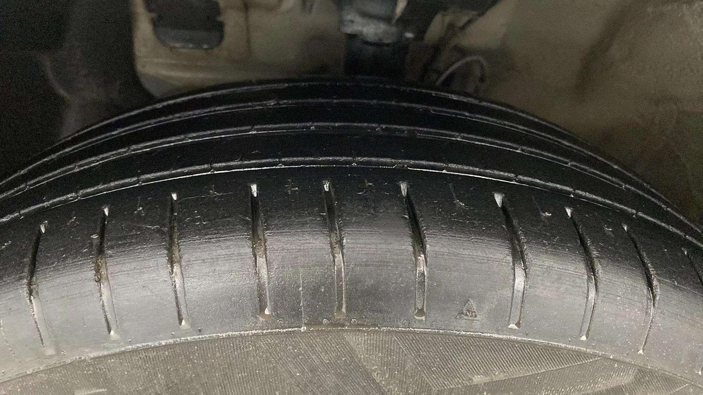 2019 Hyundai Elite i20 MAGNA PLUS 1.2, CNG, Manual, 53,246 km, Left Front Tyre Tread