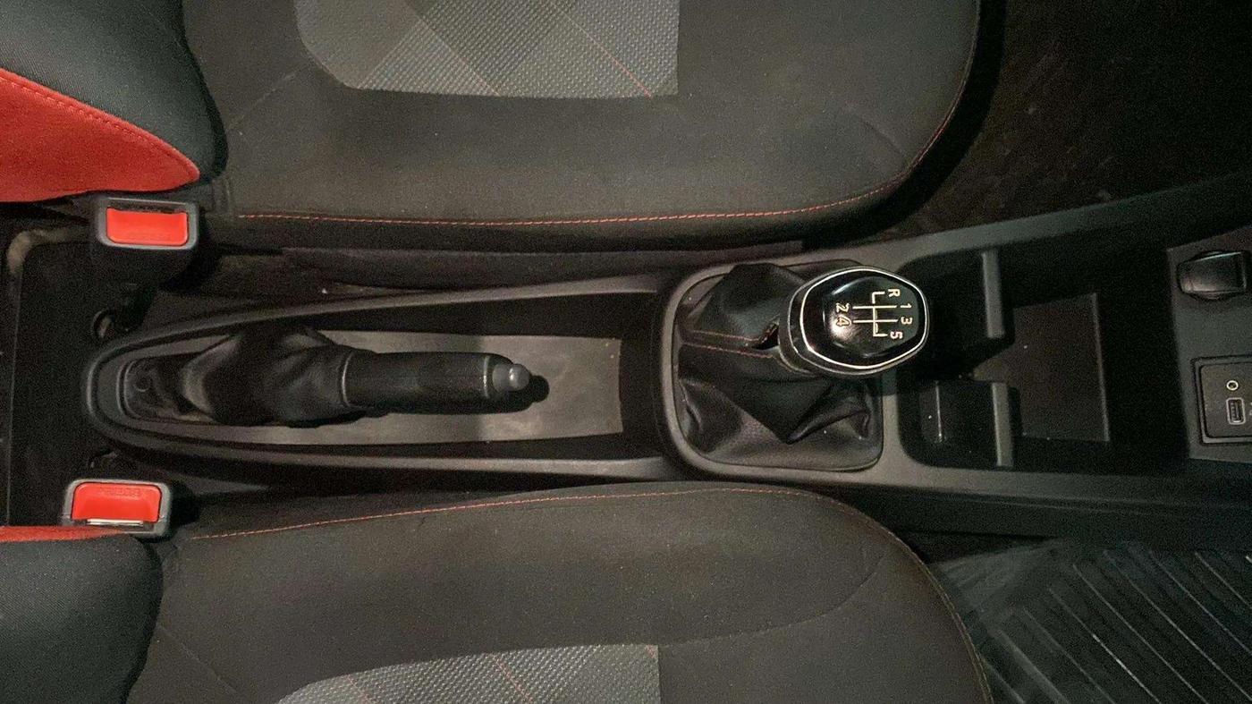 2021 Renault Kwid RXT 1.0 (O), Petrol, Manual, 7,847 km, Gear Lever