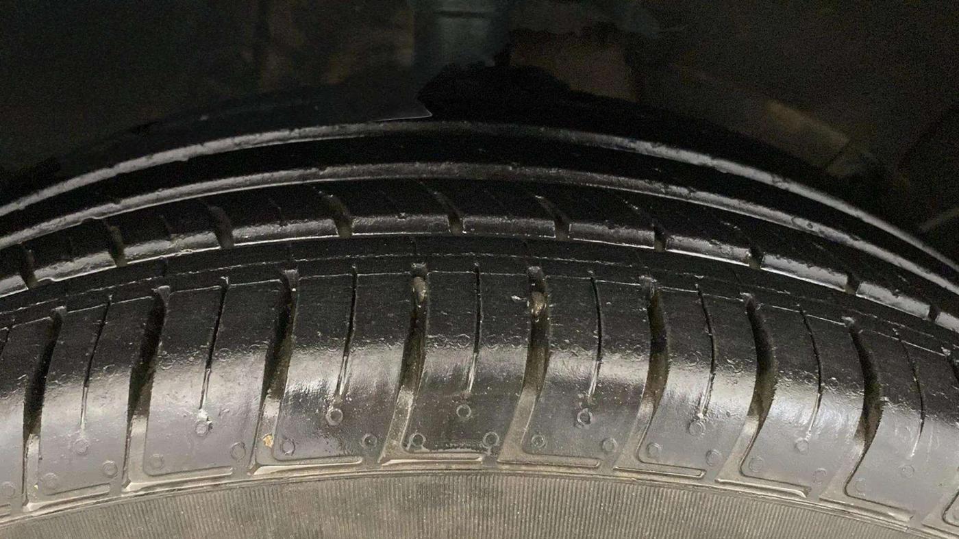 2020 Renault Duster RXZ 1.3 TURBO PETROL CVT, Petrol, Automatic, 33,098 km, Right Front Tyre Tread
