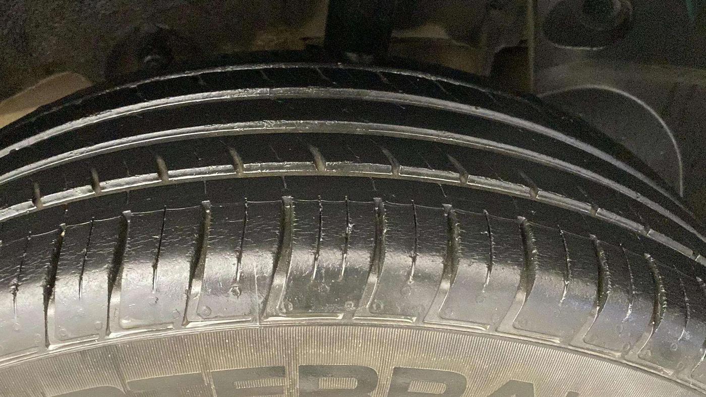 2020 Renault Duster RXZ 1.3 TURBO PETROL CVT, Petrol, Automatic, 33,098 km, Left Rear Tyre Tread