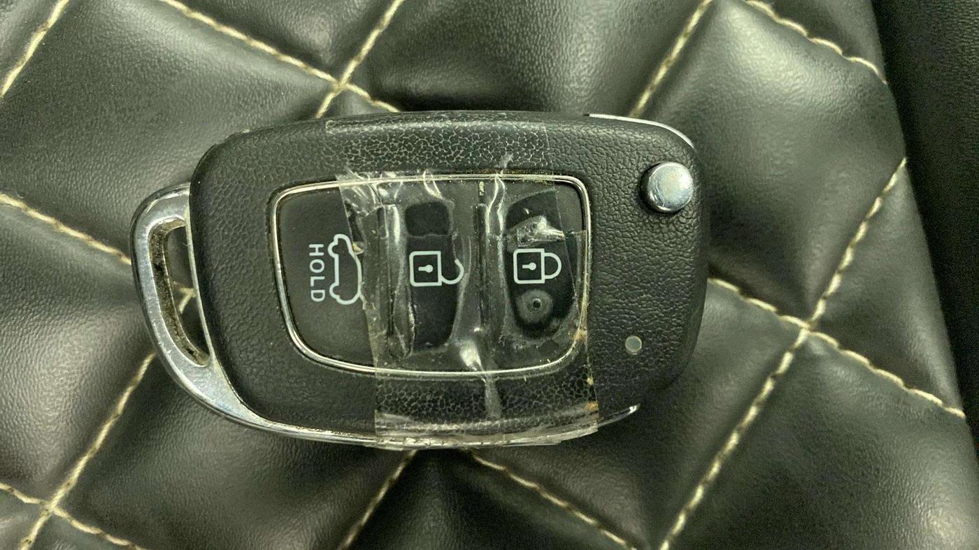 2021 Hyundai VENUE S+ 1.2, Petrol, Manual, 37,987 km, Key Close Up