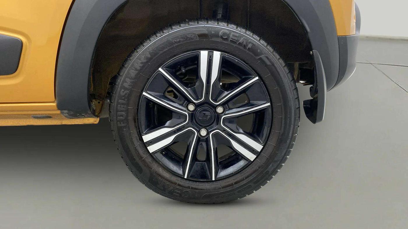 2022 Renault Kwid CLIMBER 1.0 AMT (O) DUAL TONE, Petrol, Automatic, 4,967 km, Right Rear Wheel