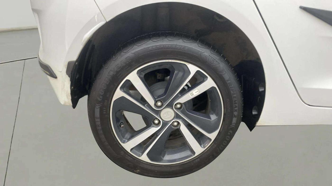 2023 Tata ALTROZ XZA, Petrol, Automatic, 12,929 km, Right Rear Wheel