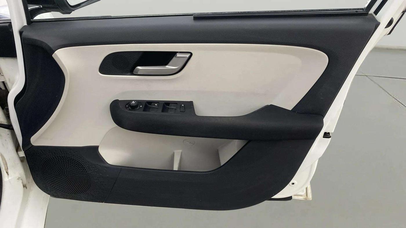 2023 Tata ALTROZ XZA, Petrol, Automatic, 12,929 km, Driver Side Door Panels Control