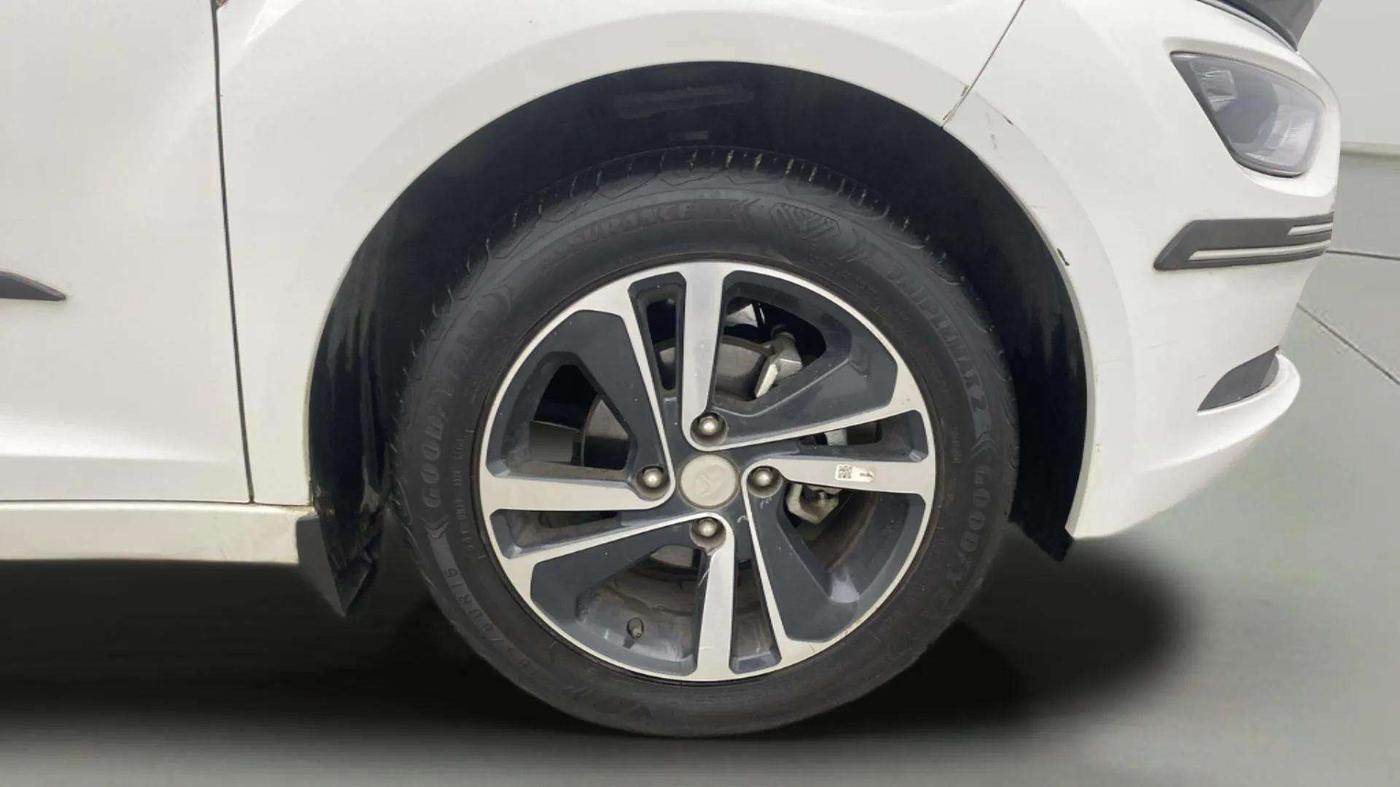 2023 Tata ALTROZ XZA, Petrol, Automatic, 12,929 km, Right Front Wheel