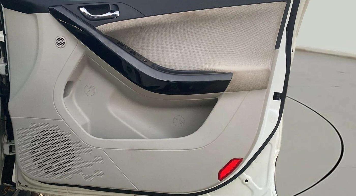 2020 Tata NEXON XZ PLUS (O) PETROL, Petrol, Manual, 61,868 km, Driver Side Door Panels Control
