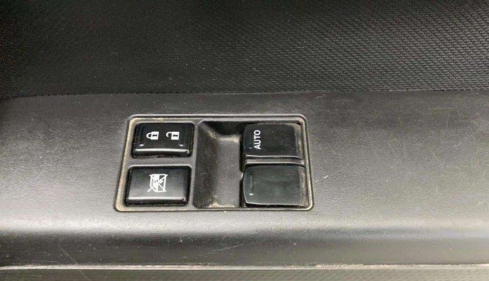 2019 Maruti New Wagon-R LXI CNG 1.0, CNG, Manual, 36,666 km, Right front window switch / handle - Minor damage
