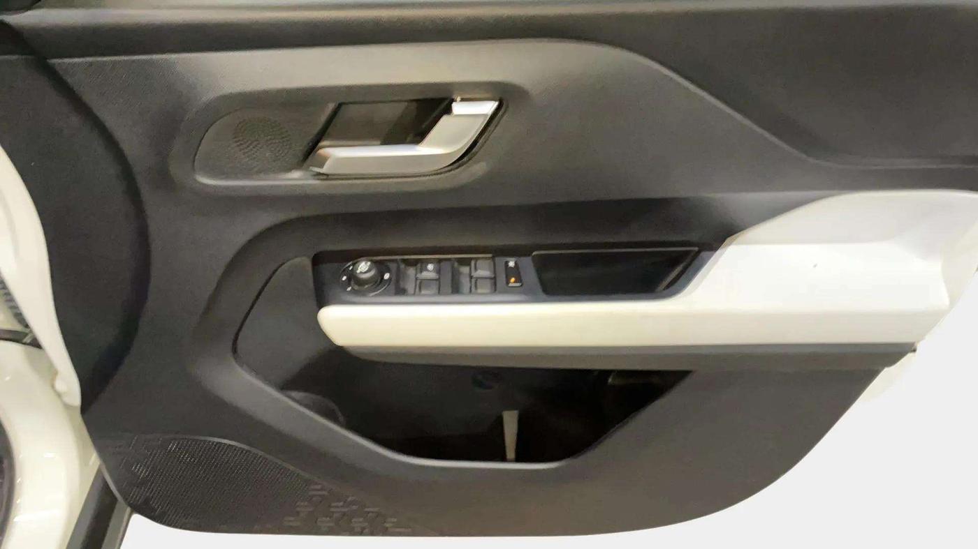 2023 Tata PUNCH CREATIVE  1.2 RTN DUAL TONE, Petrol, Manual, 15,609 km, Driver Side Door Panels Control