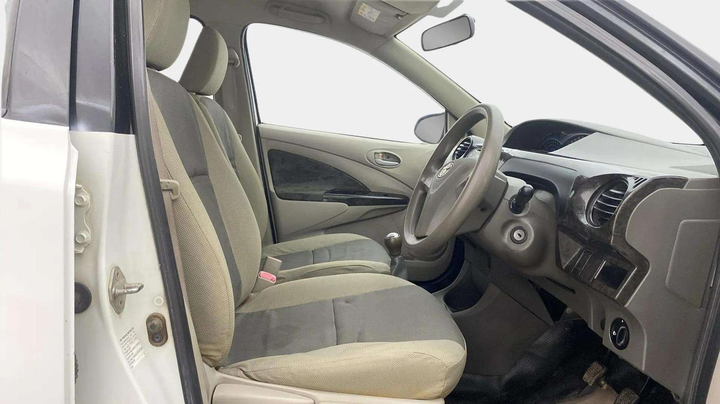 2016 Toyota Etios Liva V, Petrol, Manual, 43,830 km, Right Side Front Door Cabin