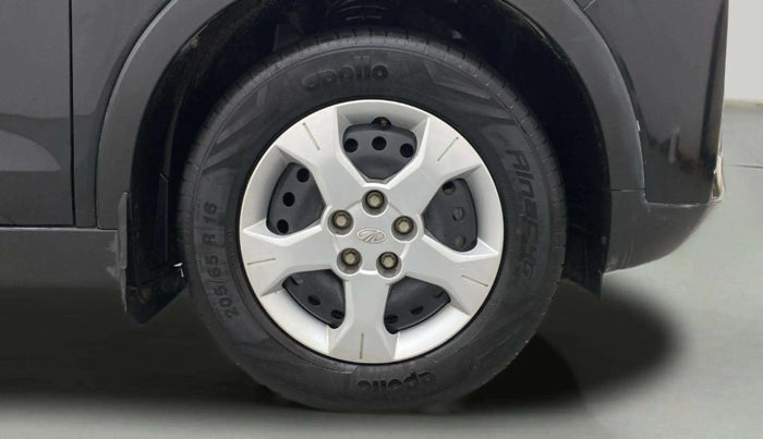 2022 Mahindra XUV300 W6 1.2 PETROL, Petrol, Manual, 14,943 km, Right Front Wheel