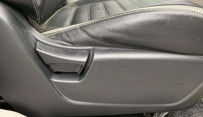 2022 Mahindra XUV300 W6 1.2 PETROL, Petrol, Manual, 14,943 km, Driver Side Adjustment Panel