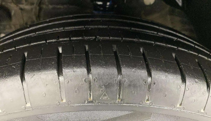 2022 Mahindra XUV300 W6 1.2 PETROL, Petrol, Manual, 14,943 km, Left Front Tyre Tread