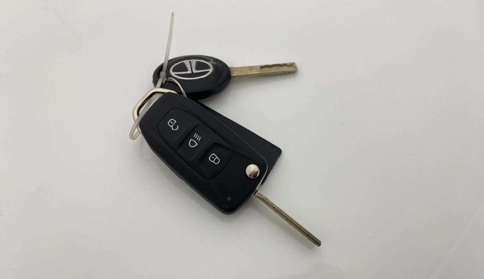 2022 Tata NEXON XM PETROL, Petrol, Manual, 17,745 km, Key Close Up