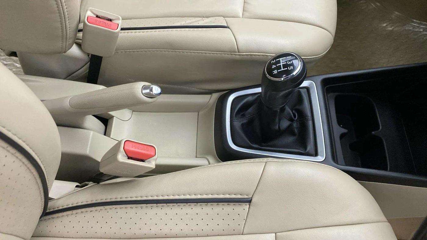2017 Maruti Swift Dzire ZXI, Petrol, Manual, 25,431 km, Gear Lever