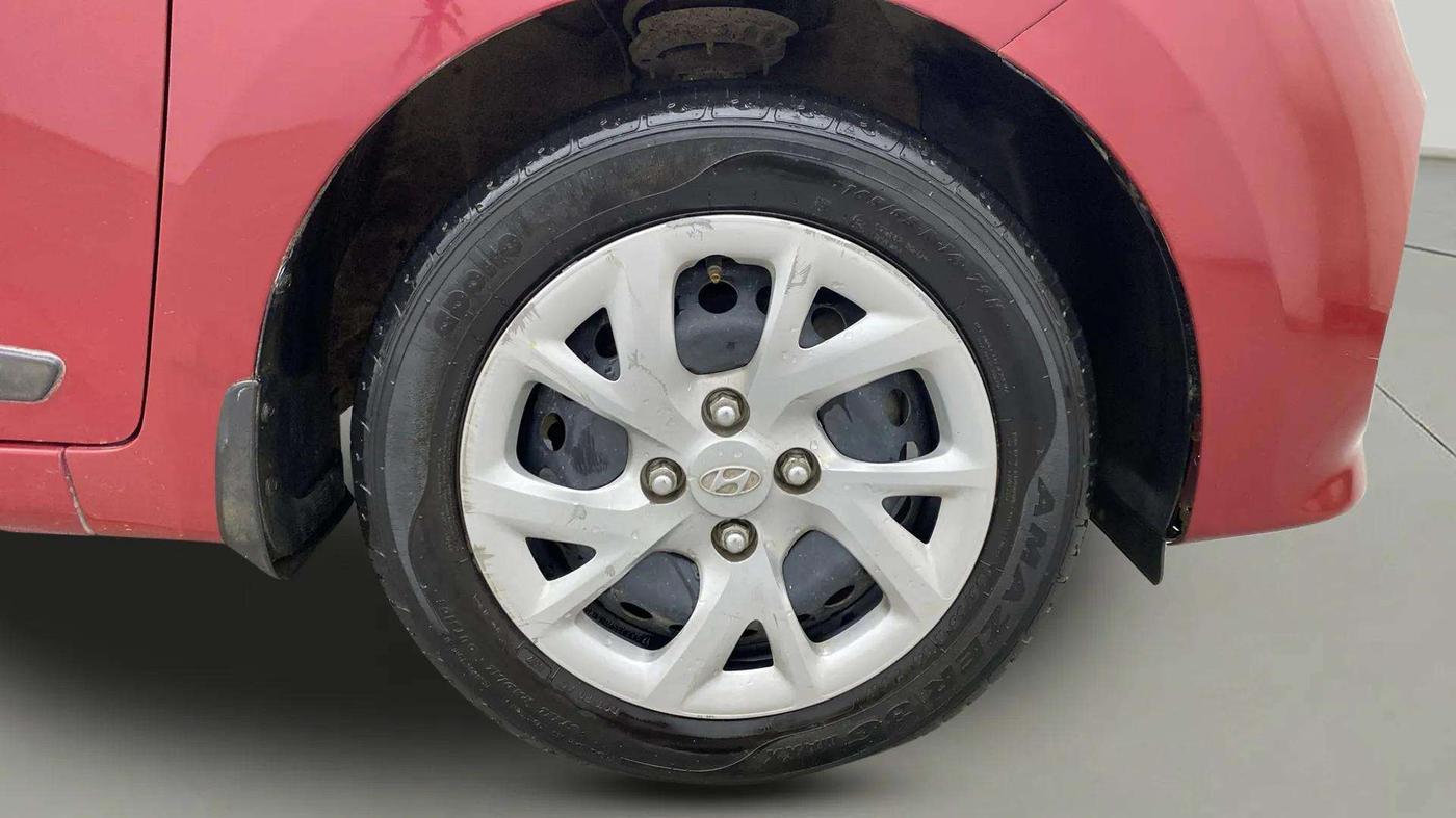 2017 Hyundai Grand i10 SPORTZ (O) 1.2 KAPPA VTVT, Petrol, Manual, 26,257 km, Right Front Wheel