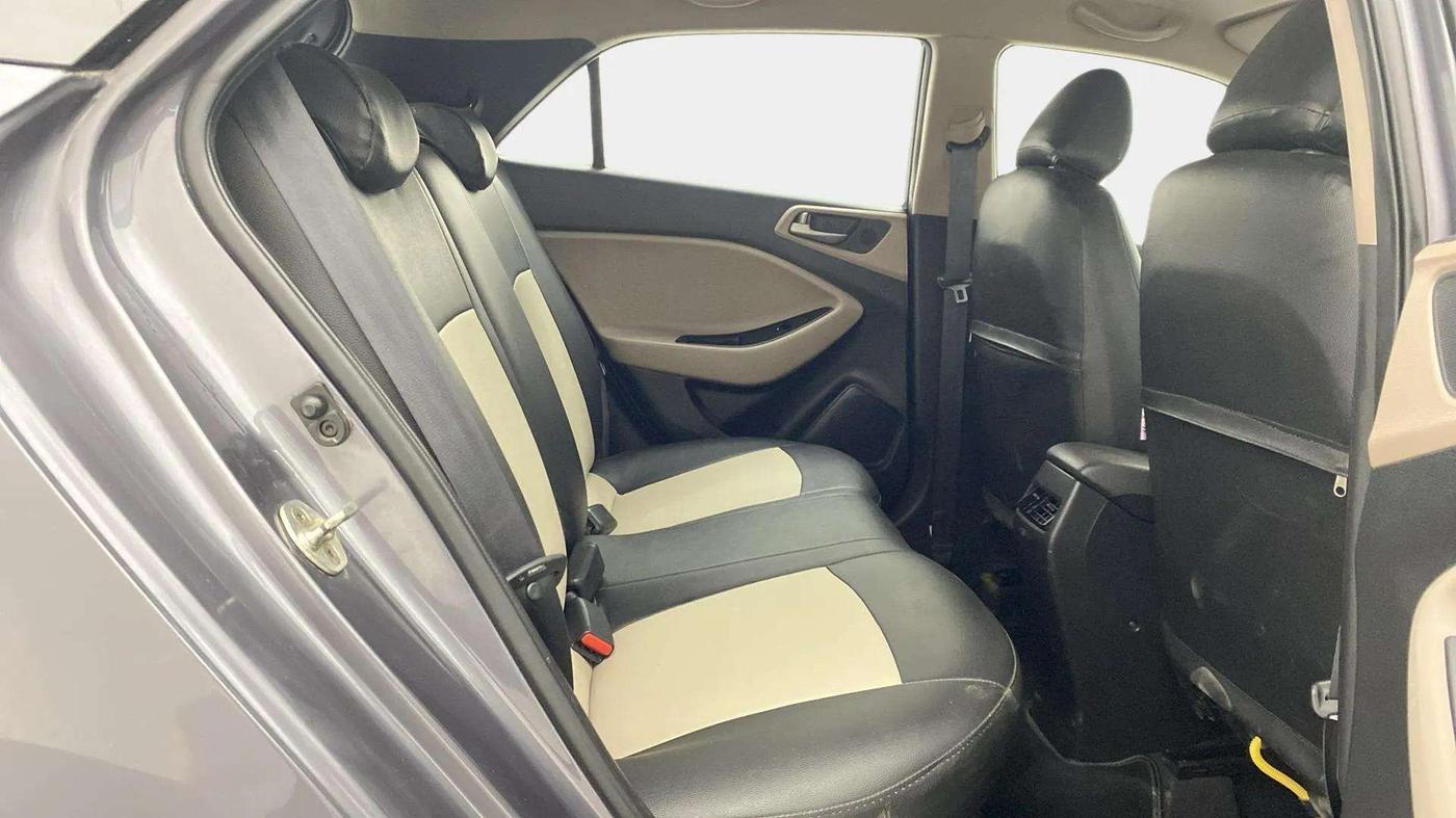 2017 Hyundai Elite i20 ASTA 1.2 (O), Petrol, Manual, 46,943 km, Right Side Rear Door Cabin