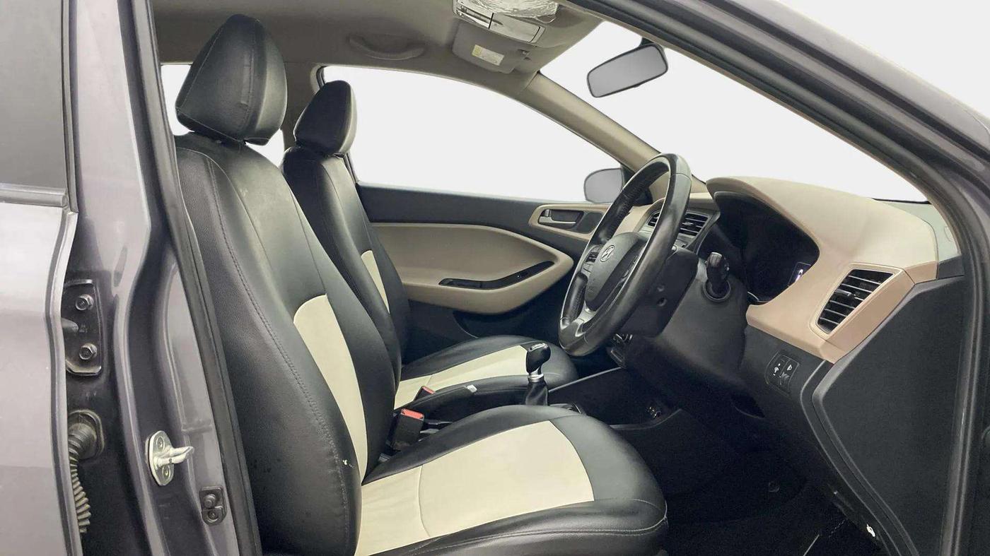 2017 Hyundai Elite i20 ASTA 1.2 (O), Petrol, Manual, 46,943 km, Right Side Front Door Cabin