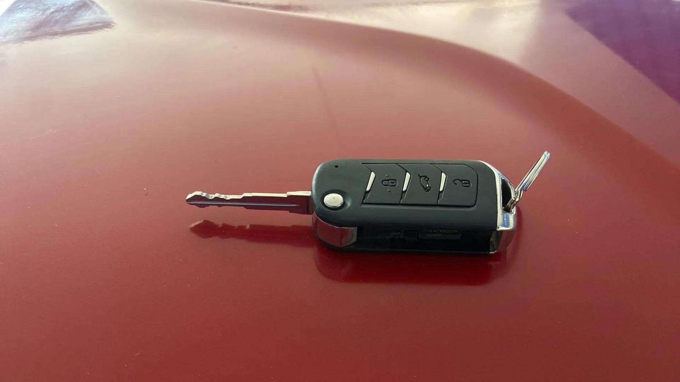 2022 Mahindra XUV300 W8 (O) 1.2 PETROL AMT, Petrol, Automatic, 31,690 km, Key Close Up