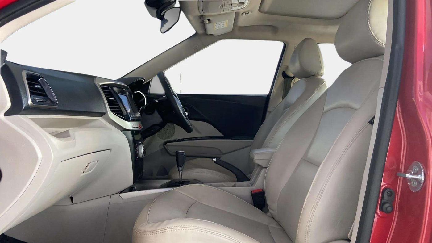 2022 Mahindra XUV300 W8 (O) 1.2 PETROL AMT, Petrol, Automatic, 31,690 km, Right Side Front Door Cabin