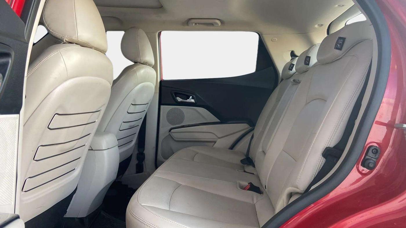 2022 Mahindra XUV300 W8 (O) 1.2 PETROL AMT, Petrol, Automatic, 31,690 km, Right Side Rear Door Cabin