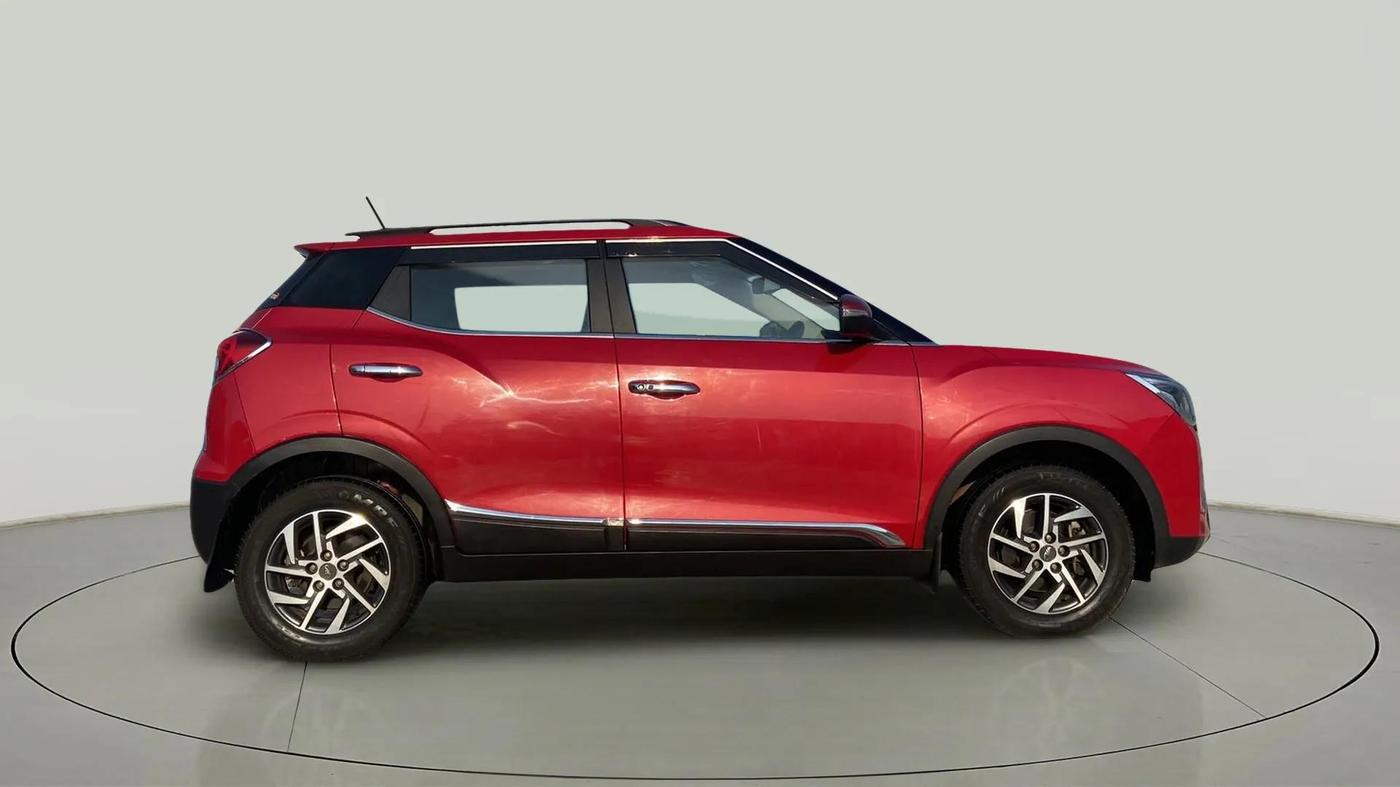 2022 Mahindra XUV300 W8 (O) 1.2 PETROL AMT, Petrol, Automatic, 31,690 km, Right Side View