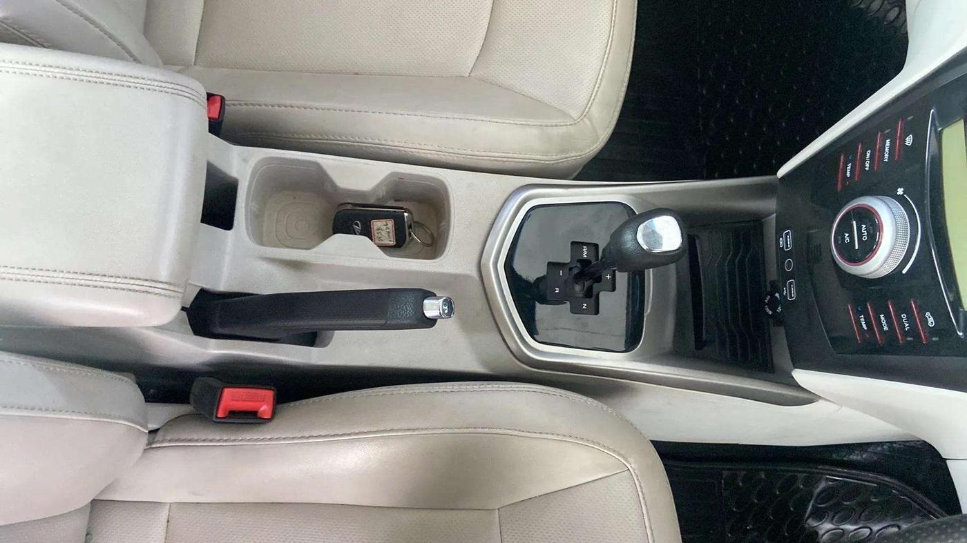 2022 Mahindra XUV300 W8 (O) 1.2 PETROL AMT, Petrol, Automatic, 31,690 km, Gear Lever