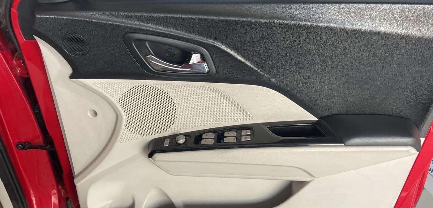 2022 Mahindra XUV300 W8 (O) 1.2 PETROL AMT, Petrol, Automatic, 31,690 km, Driver Side Door Panels Control