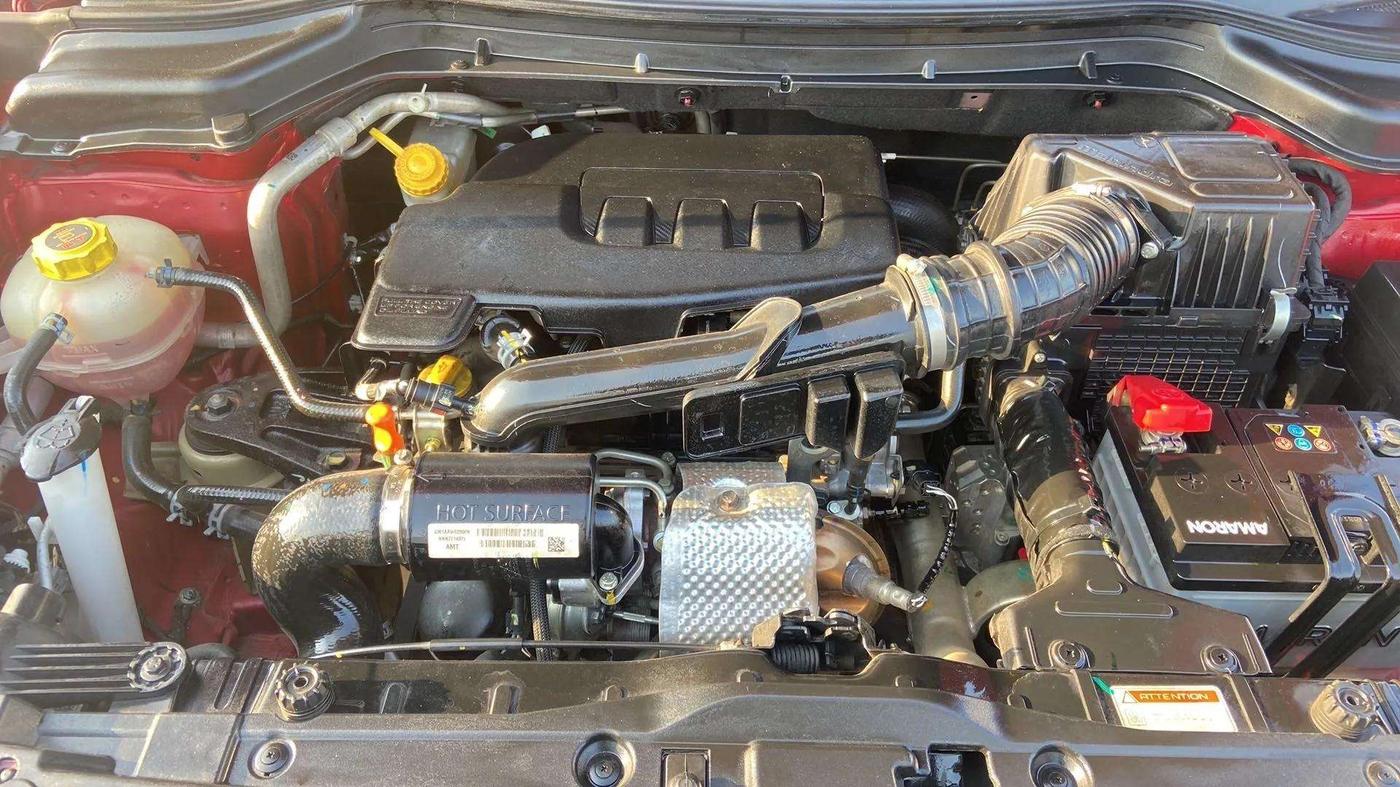 2022 Mahindra XUV300 W8 (O) 1.2 PETROL AMT, Petrol, Automatic, 31,690 km, Open Bonet