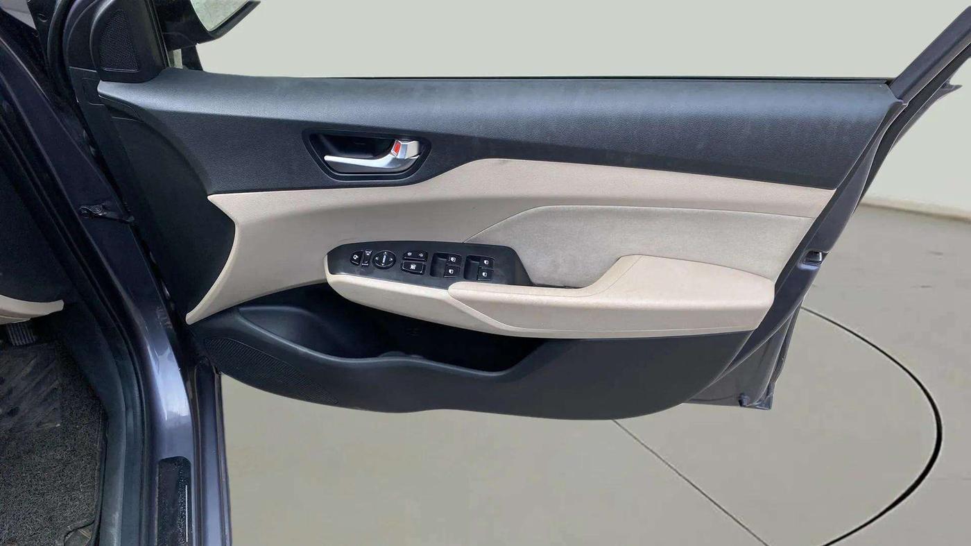 2019 Hyundai Verna 1.6 VTVT SX, Petrol, Manual, 68,447 km, Driver Side Door Panels Control