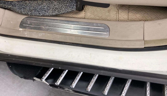 2018 Mahindra XUV500 W9, Diesel, Manual, 70,483 km, Left running board - Cladding has minor damage