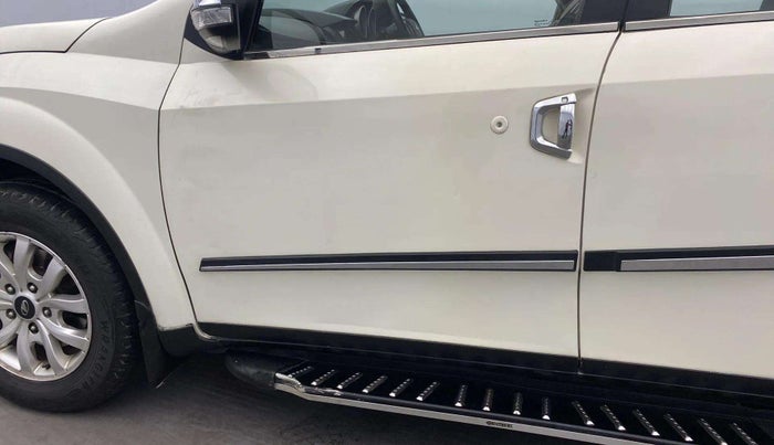 2018 Mahindra XUV500 W9, Diesel, Manual, 70,483 km, Front passenger door - Minor scratches