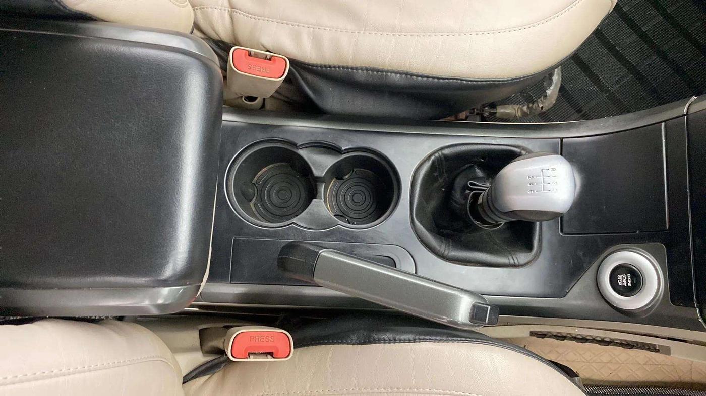 2018 Mahindra XUV500 W9, Diesel, Manual, 70,631 km, Gear Lever
