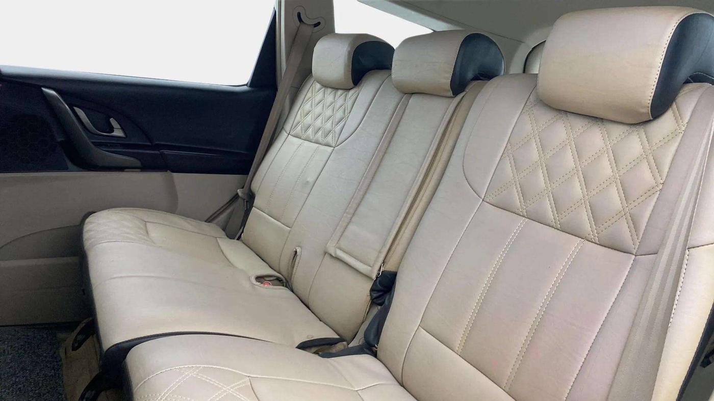 2018 Mahindra XUV500 W9, Diesel, Manual, 70,631 km, Right Side Rear Door Cabin