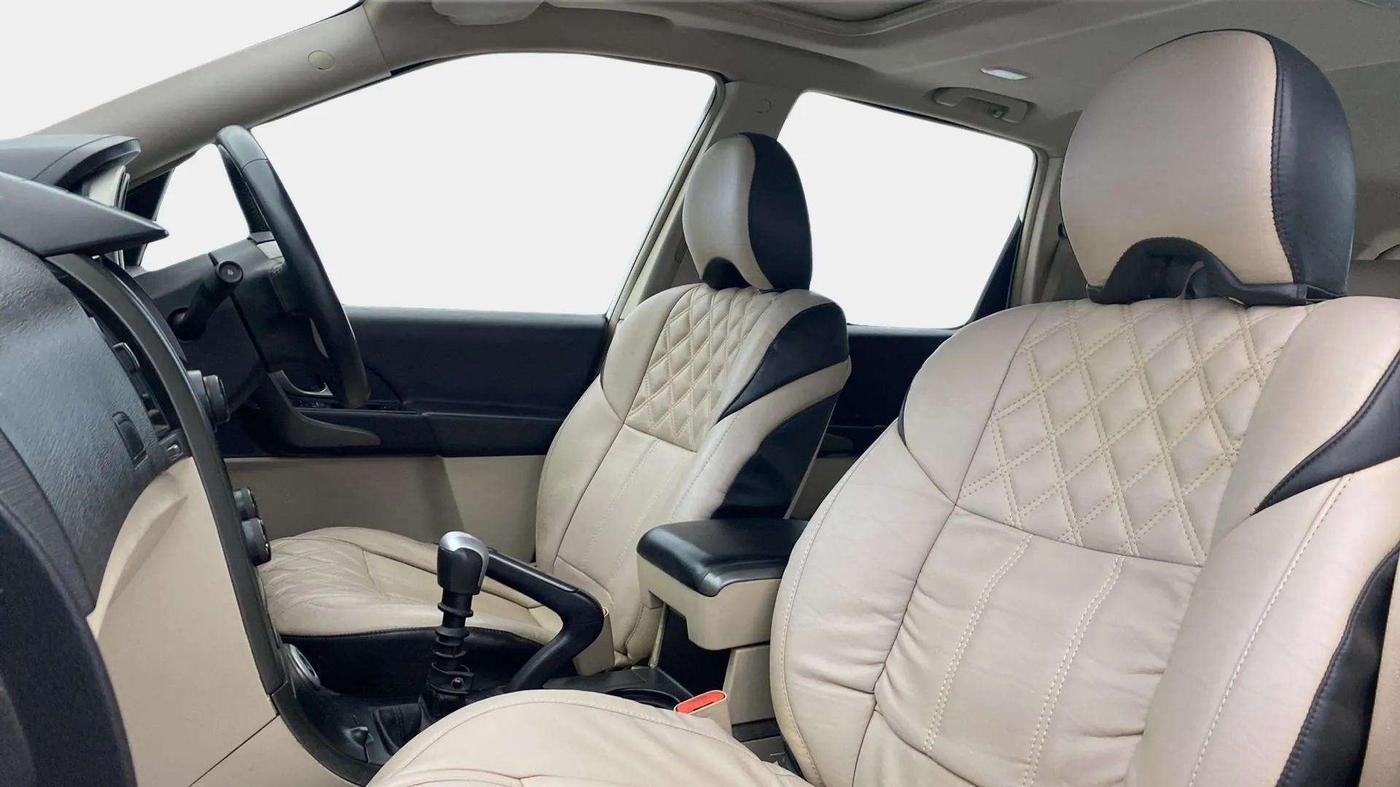 2018 Mahindra XUV500 W9, Diesel, Manual, 70,631 km, Right Side Front Door Cabin