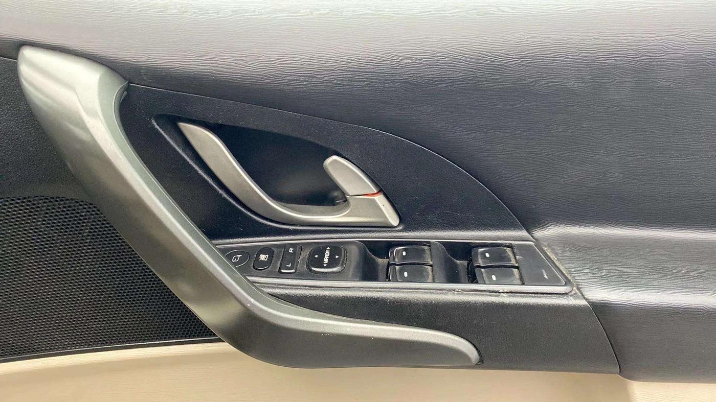 2018 Mahindra XUV500 W9, Diesel, Manual, 70,631 km, Driver Side Door Panels Control