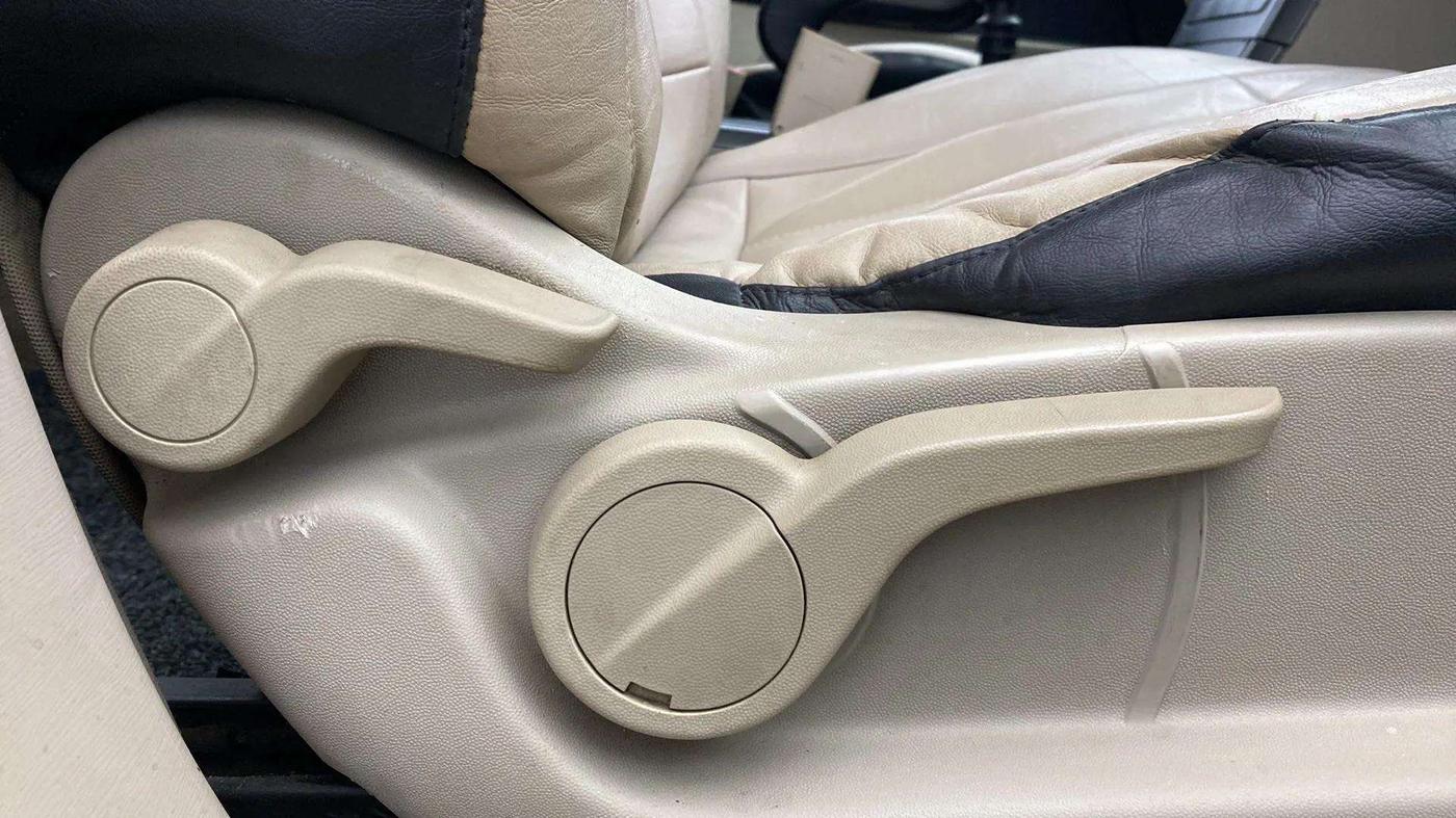 2018 Mahindra XUV500 W9, Diesel, Manual, 70,631 km, Driver Side Adjustment Panel