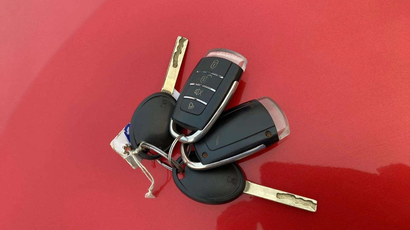 2021 Tata ALTROZ XE PETROL, Petrol, Manual, 27,390 km, Key Close Up