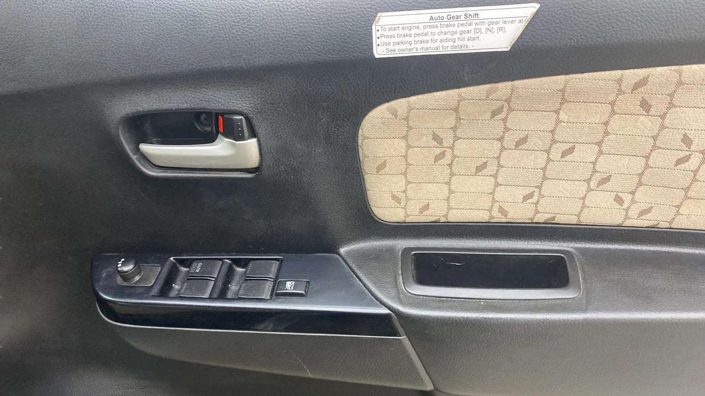 2017 Maruti Wagon R 1.0 VXI AMT, Petrol, Automatic, 51,661 km, Driver Side Door Panels Control