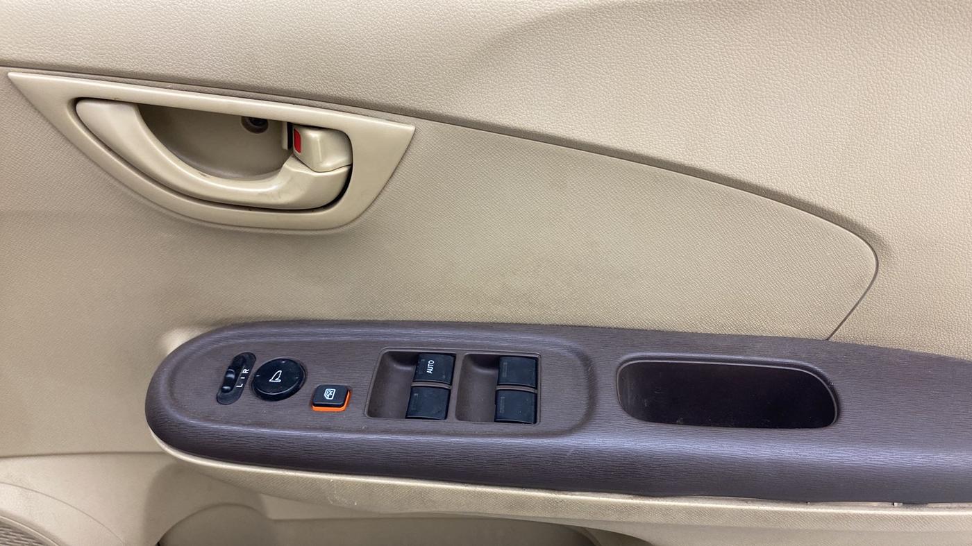 2013 Honda Amaze 1.2L I-VTEC S, Petrol, Manual, 1,00,042 km, Driver Side Door Panels Control