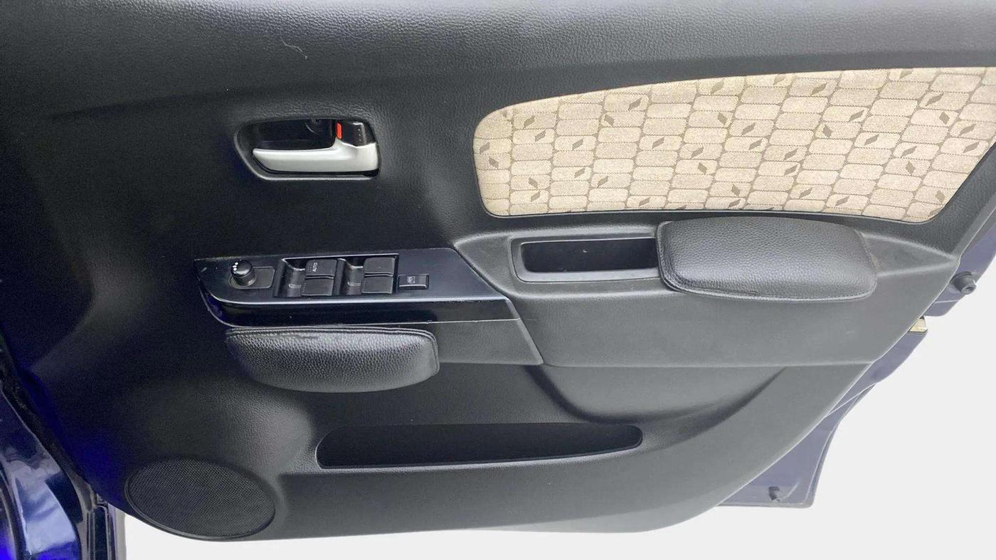 2017 Maruti Wagon R 1.0 VXI, Petrol, Manual, 47,123 km, Driver Side Door Panels Control