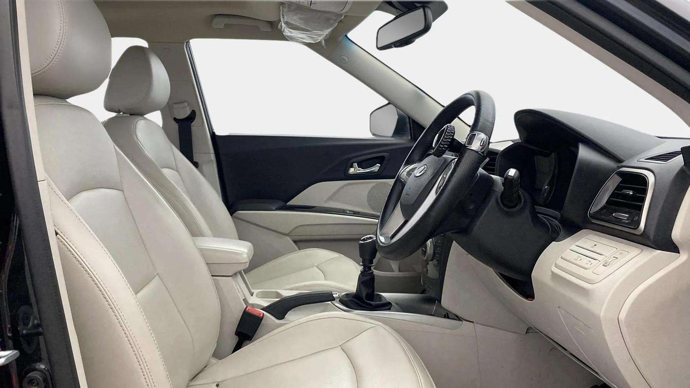 2020 Mahindra XUV300 W8 (O) 1.2 PETROL, Petrol, Manual, 49,542 km, Right Side Front Door Cabin