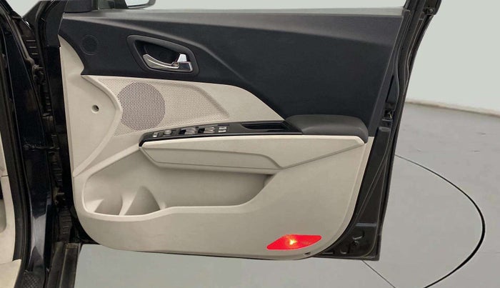 2020 Mahindra XUV300 W8 (O) 1.2 PETROL, Petrol, Manual, 49,542 km, Driver Side Door Panels Control